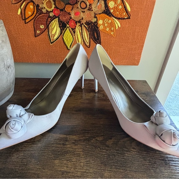 Jacques Vert| Light Grey Satin Occasion Heels w/Floral Rosette Detailing Sz 8.5 - Picture 6 of 11